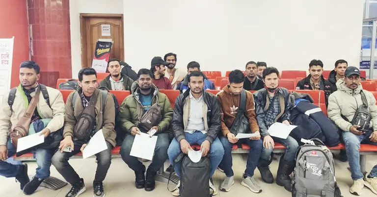 রাশিয়া থেকে দেশে ফেরত আসা বাংলাদেশিরা